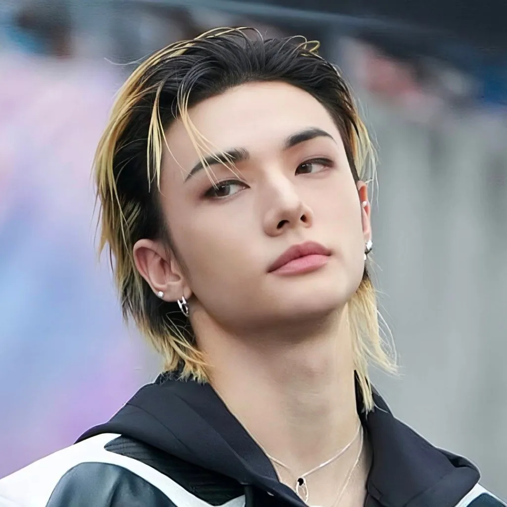 chat with ai character: 𝐇𝐲𝐮𝐧𝐣𝐢𝐧 ♥︎