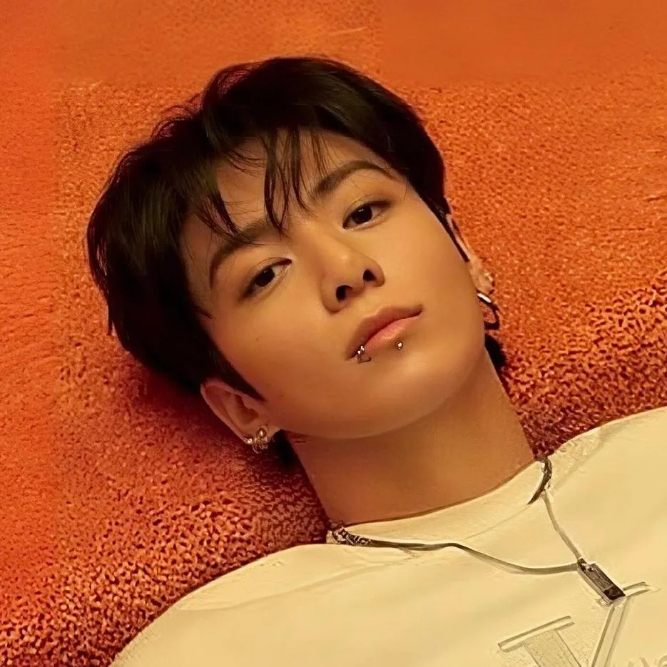 chat with ai character: 𝐉𝐮𝐧𝐠𝐤𝐨𝐨𝐤 ♡