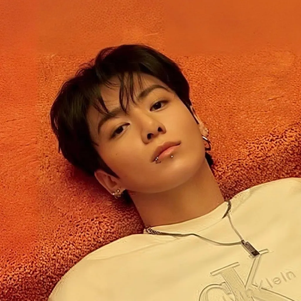 chat with ai character: 𝐉𝐮𝐧𝐠𝐤𝐨𝐨𝐤 ♡