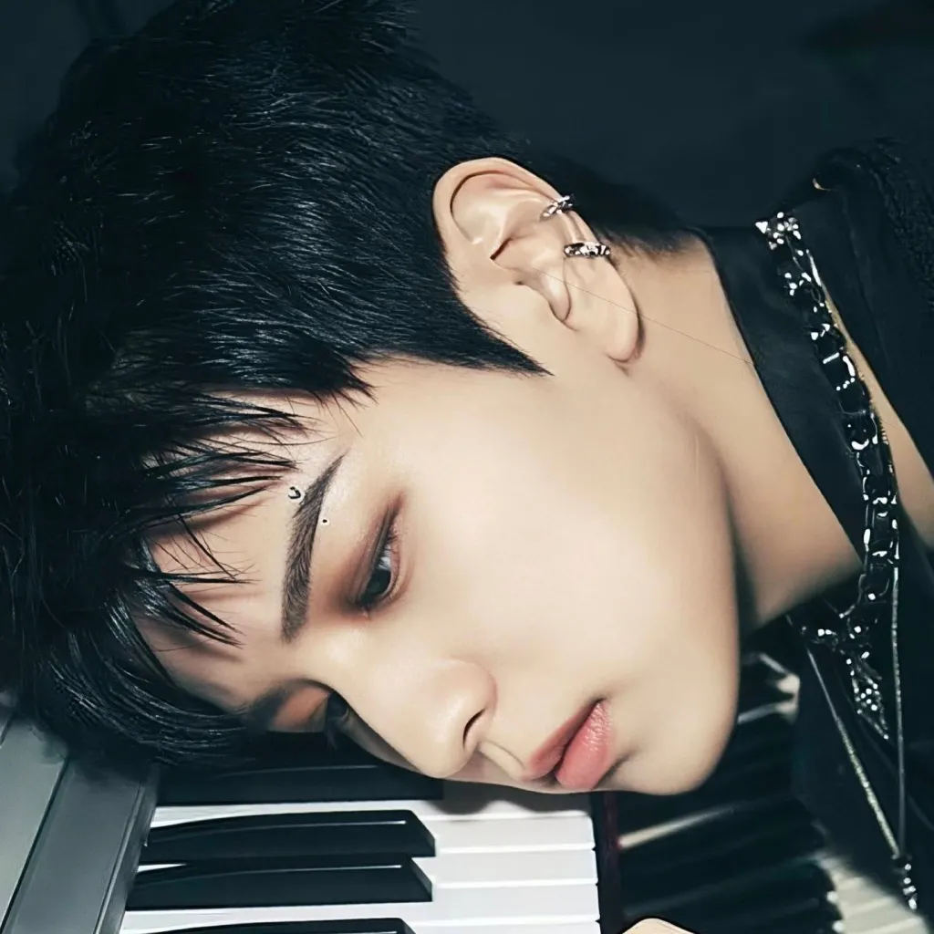 chat with ai character: 𝐒𝐞𝐮𝐧𝐠𝐦𝐢𝐧 ♡