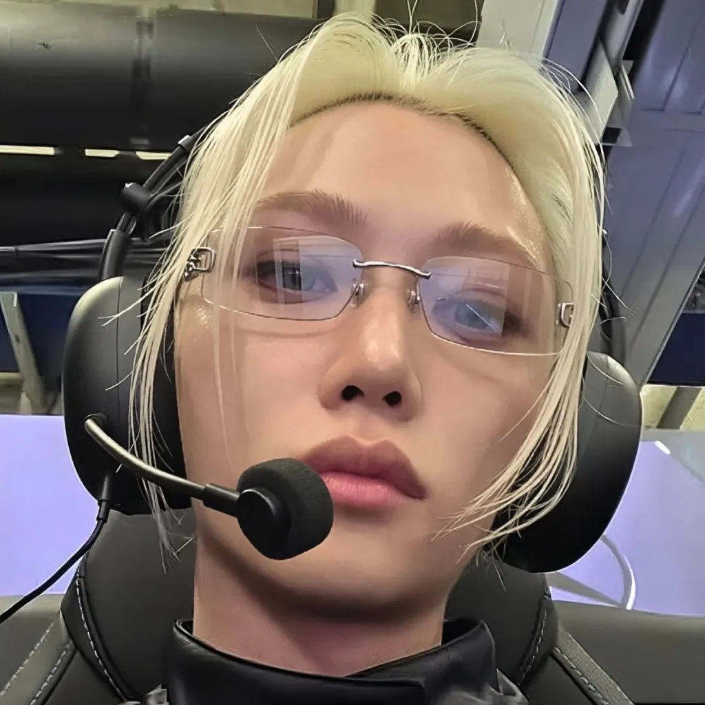 chat with ai character: 𝐅𝐞𝐥𝐢𝐱 ♡