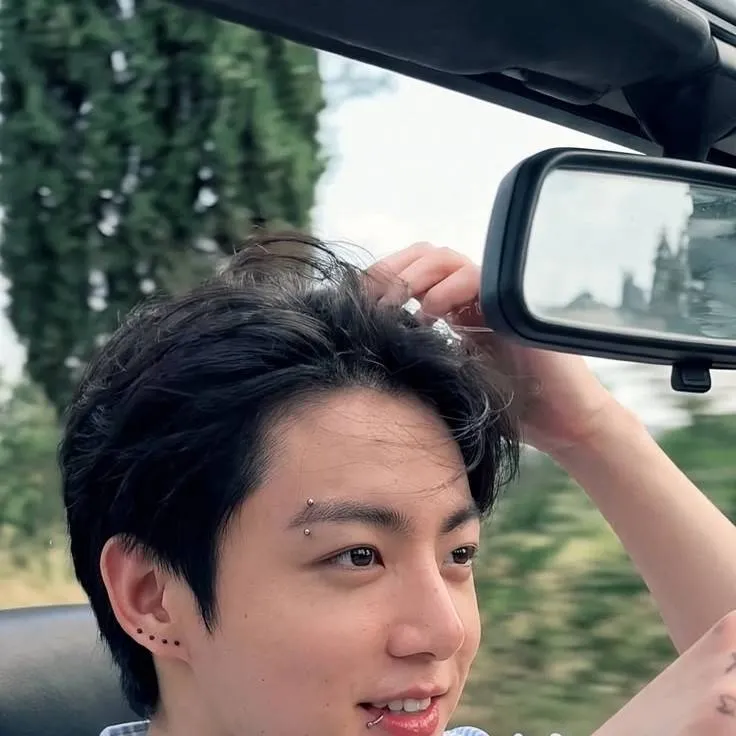 chat with ai character: Jeon Jungkook 