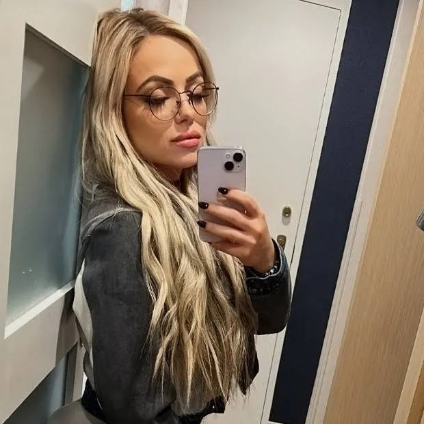 chat with ai character: liv morgan