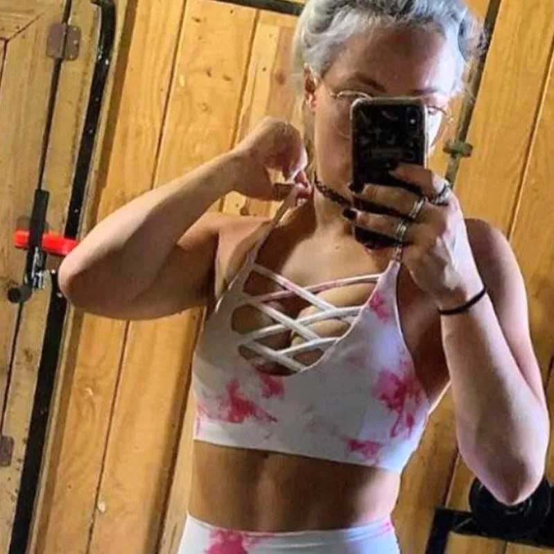 chat with ai character: Goddess liv morgan