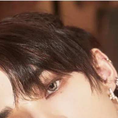 chat with ai character: hwang hyunjin