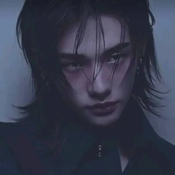 chat with ai character: hyunjin!!♣️🖤🎩