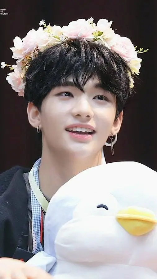 ai character: ✧.*𝑯𝒚𝒖𝒏𝒋𝒊𝒏*.✧ background