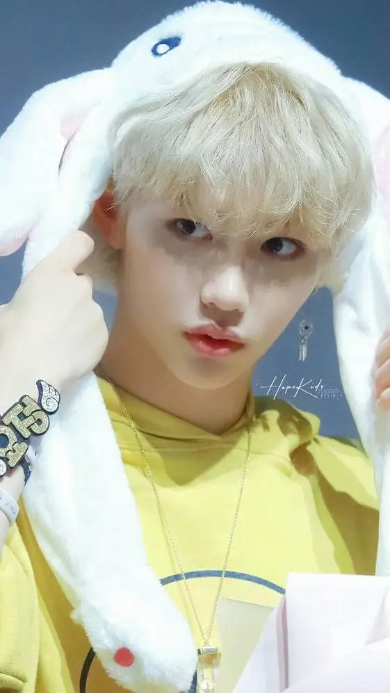 ai character: ꧁࿗࿌felix࿌࿗꧂ background