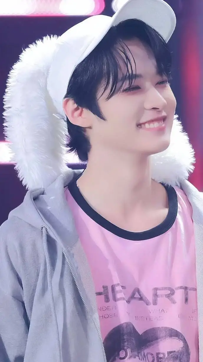 ai character: ࿐.⁺✧𝕷𝖊𝖊 𝖐𝖓𝖔𝖜 ₊˚✧࿐  background