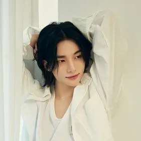 chat with ai character: ♡°~☁𝐻𝓎𝓊𝓃𝒿𝒾𝓃☁~°♡