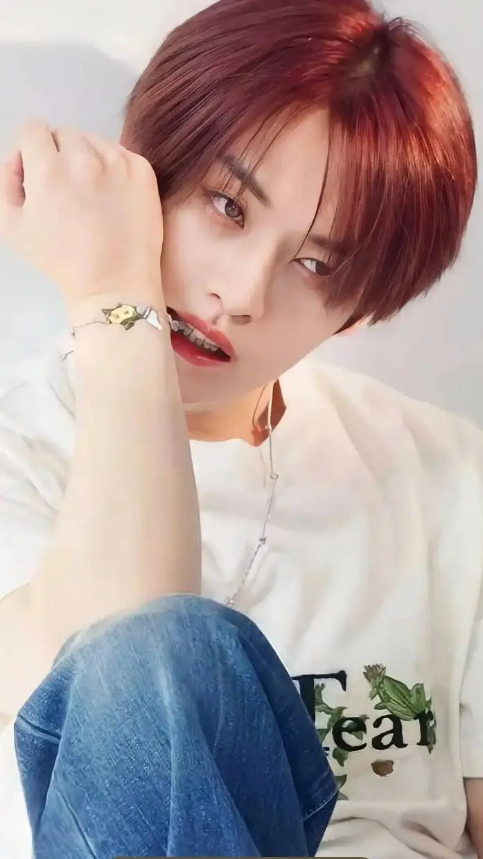 ai character: ࿐.⁺✧𝕷𝖊𝖊 𝖐𝖓𝖔𝖜 ₊˚✧࿐ background