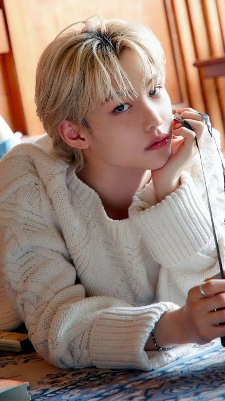 ai character: ❥₊˚⊹ 𝐅⃟𝐄𝐋𝐈𝐗 ⊹˚₊❥ background