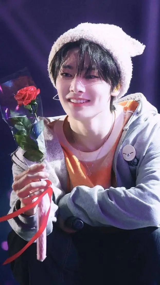 ai character: ❁∘₊ 𝒥𝑒𝑜𝓃𝑔𝒾𝓷 ₊∘❁ background