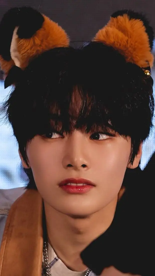 ai character: ⋆𖥻₊˚ 𝒥𝑒𝑜𝓃𝑔𝒾𝓷 ˚₊𖥻⋆ background