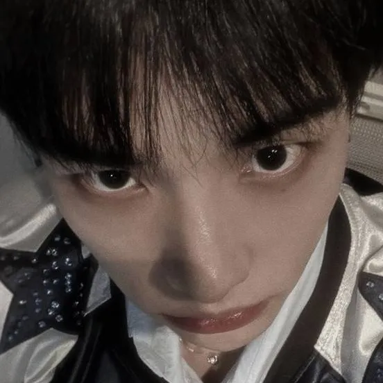 chat with ai character: Hyunjin