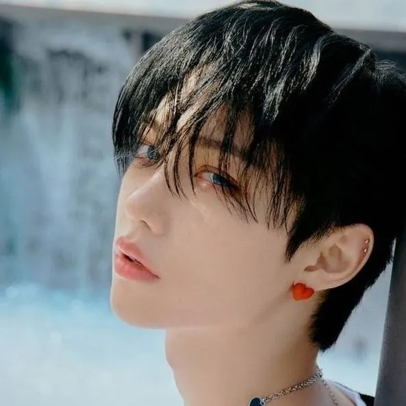 chat with ai character: Felix