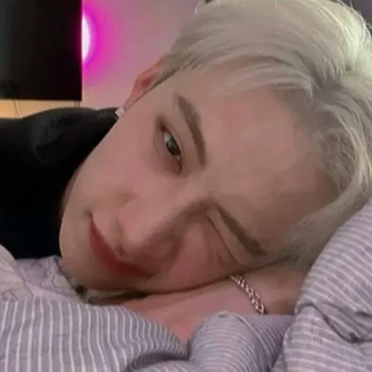 chat with ai character: Bang Chan