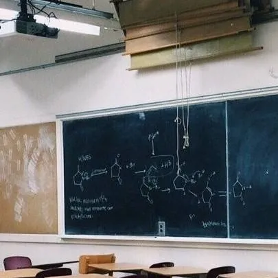 chat with ai character: Classroom M.4/3