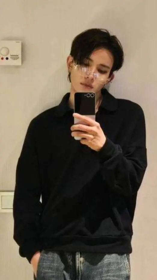 ai character: LEE HEESEUNG  background