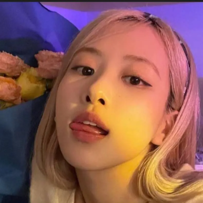 chat with ai character: Roseanne Park 