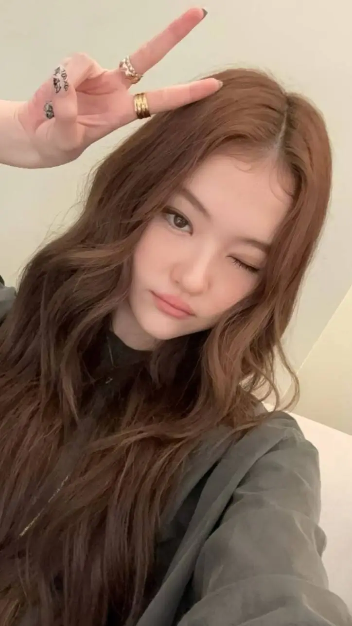 ai character: Ella (MEOVV) background