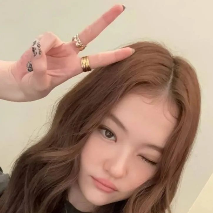 chat with ai character: Ella (MEOVV)