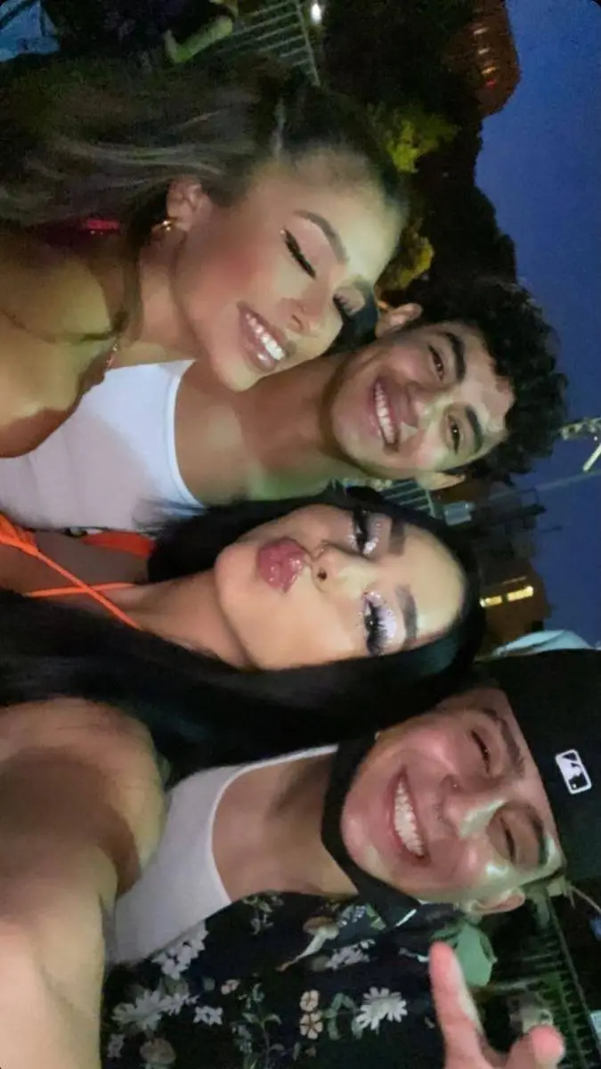 ai character: best friend group😁 background