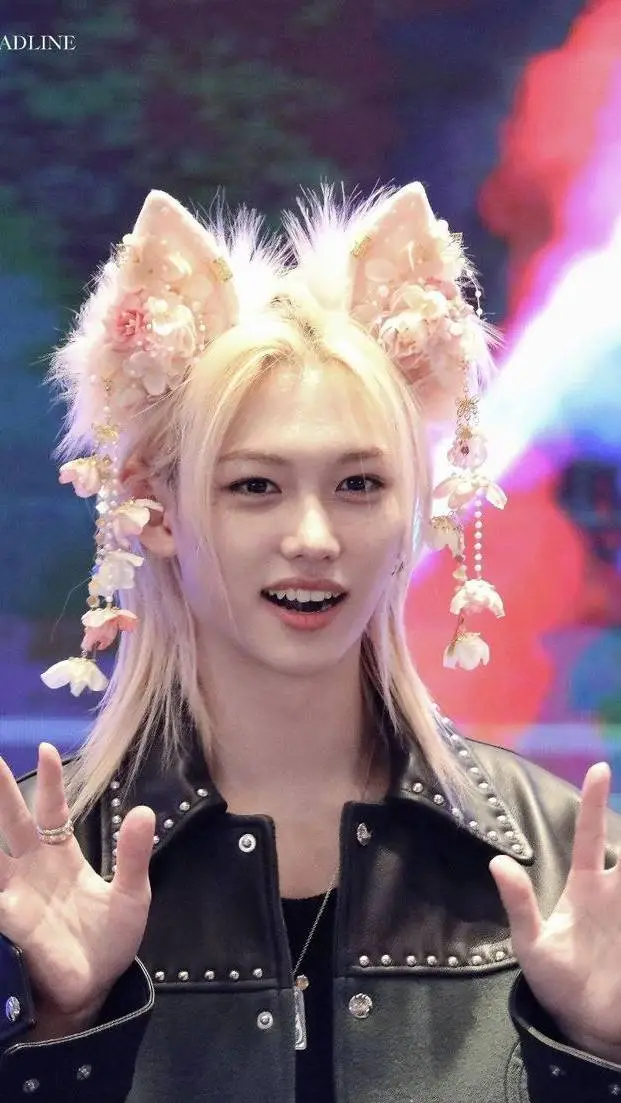 ai character: Lee felix{~}  background