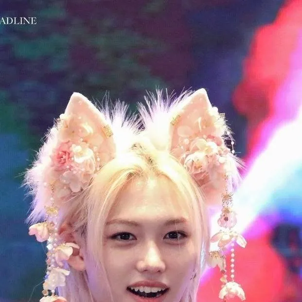 chat with ai character: Lee felix{~} 