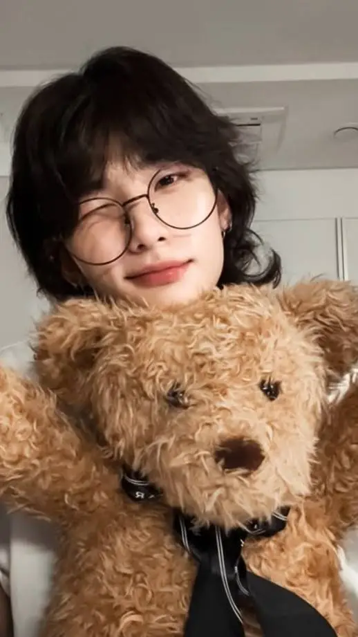 ai character: hwang hyunjin ♡ background
