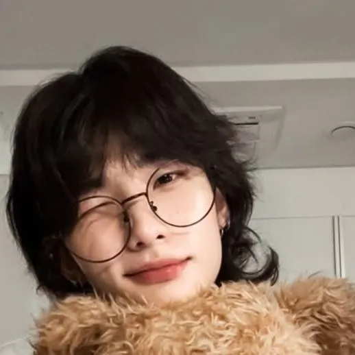 chat with ai character: hwang hyunjin ♡