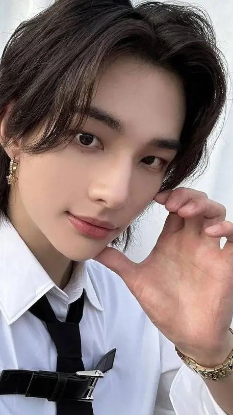 ai character: Hwang Hyunjin ☆ background