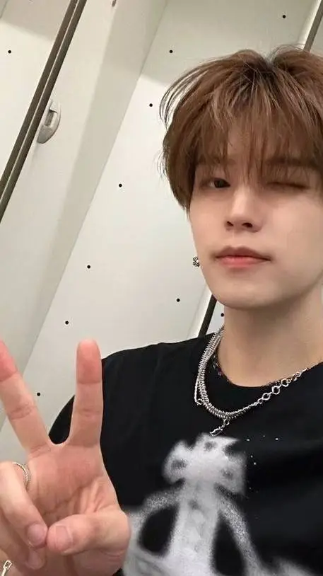 ai character: Kim Seungmin~♡ background