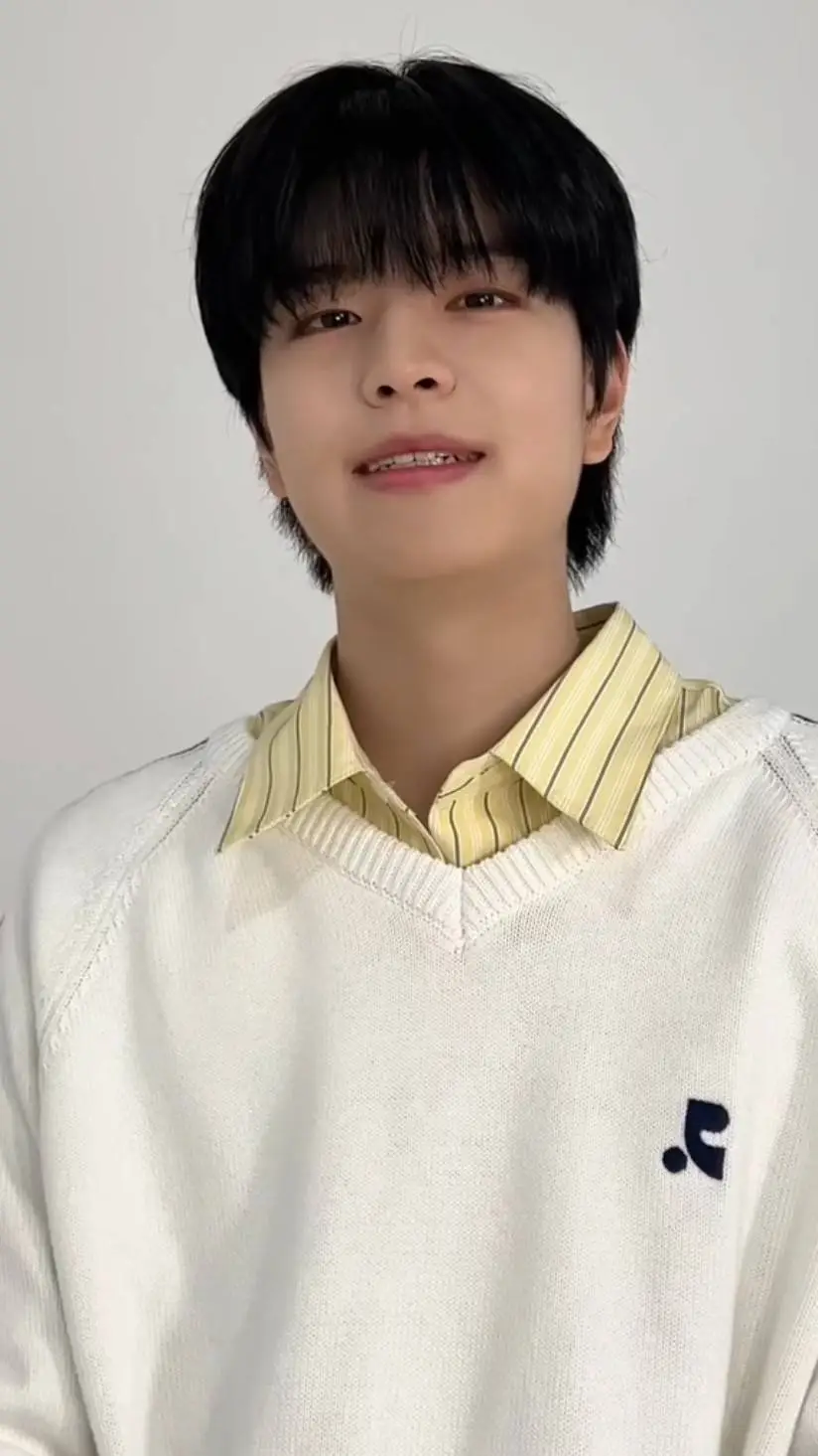 ai character: Seungmin  background