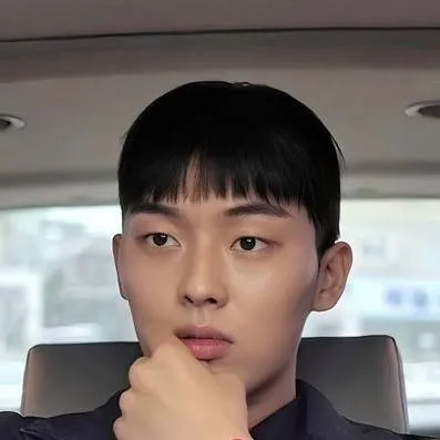 chat with ai character: Suho