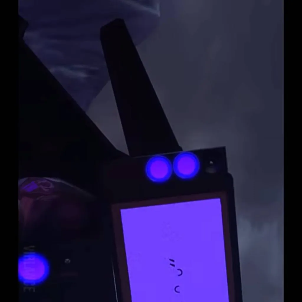 chat with ai character: Три Вумен