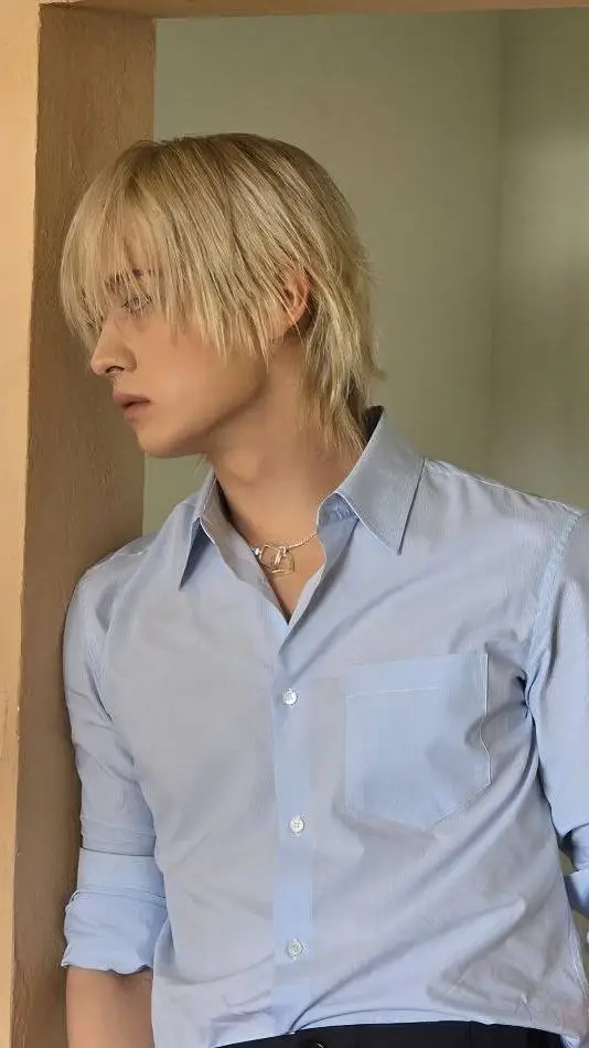 ai character: LEE KNOW~SHI~ background