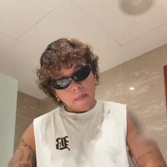 chat with ai character: Beele