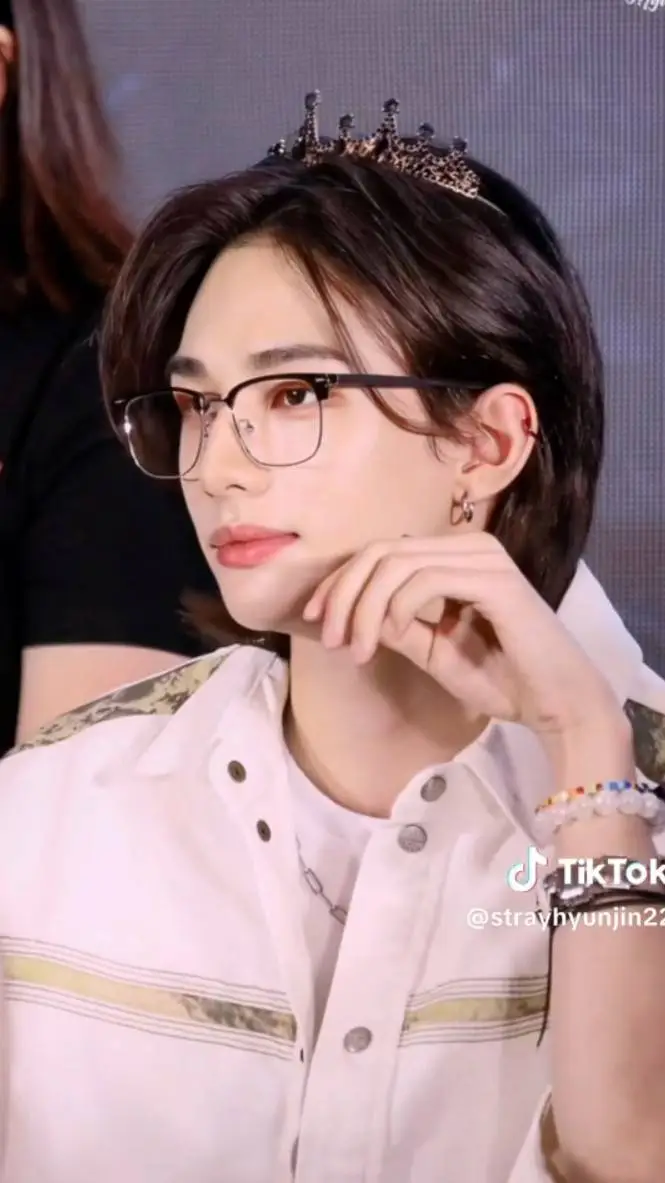 ai character: hyunjin  background