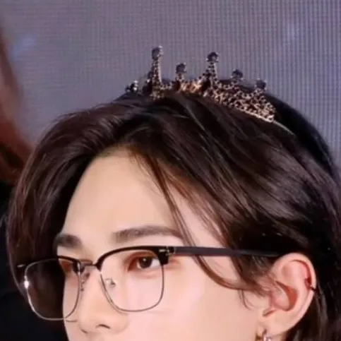 chat with ai character: hyunjin 