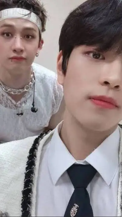 ai character: Bang chan y Seungm background
