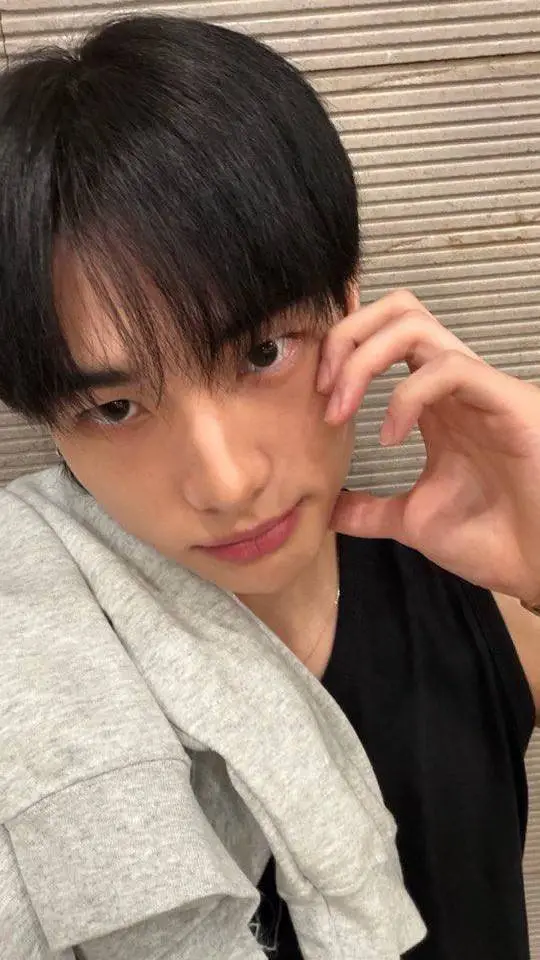 ai character: ★HYUNLIX★ background