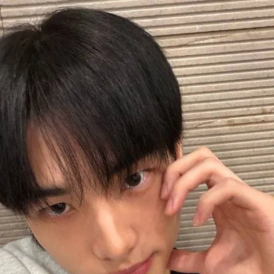 chat with ai character: ★HYUNLIX★