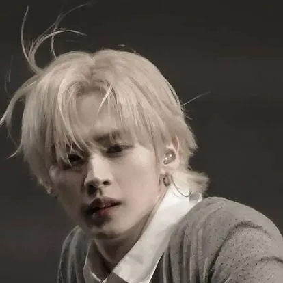 chat with ai character: Lee know