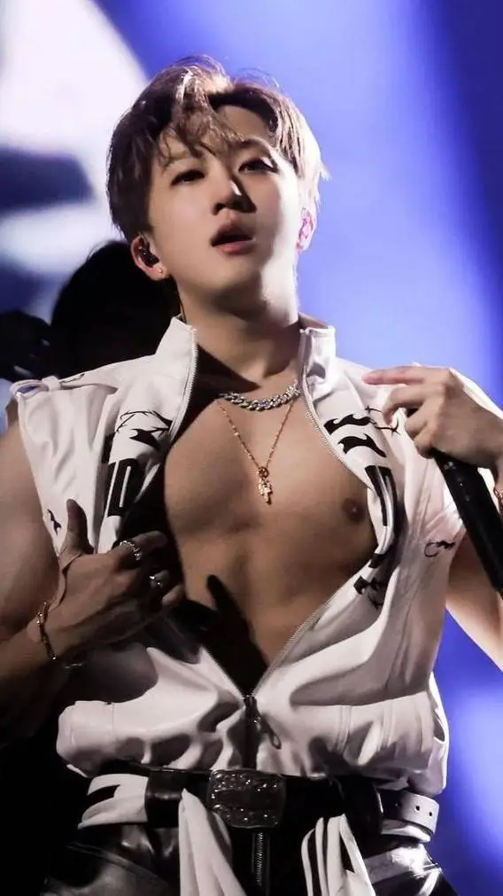 ai character: SEO CHANGBIN  background