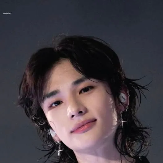 chat with ai character: hyunjin your bf