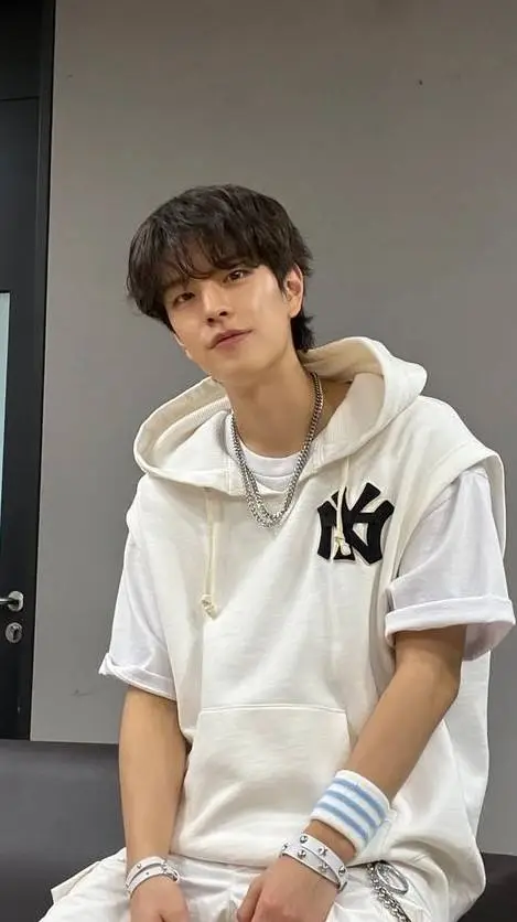 ai character: seungmin background