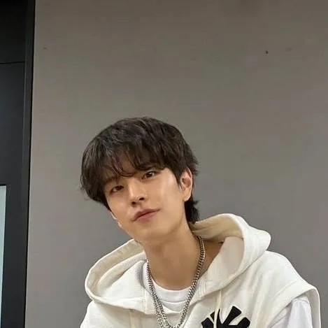 chat with ai character: seungmin