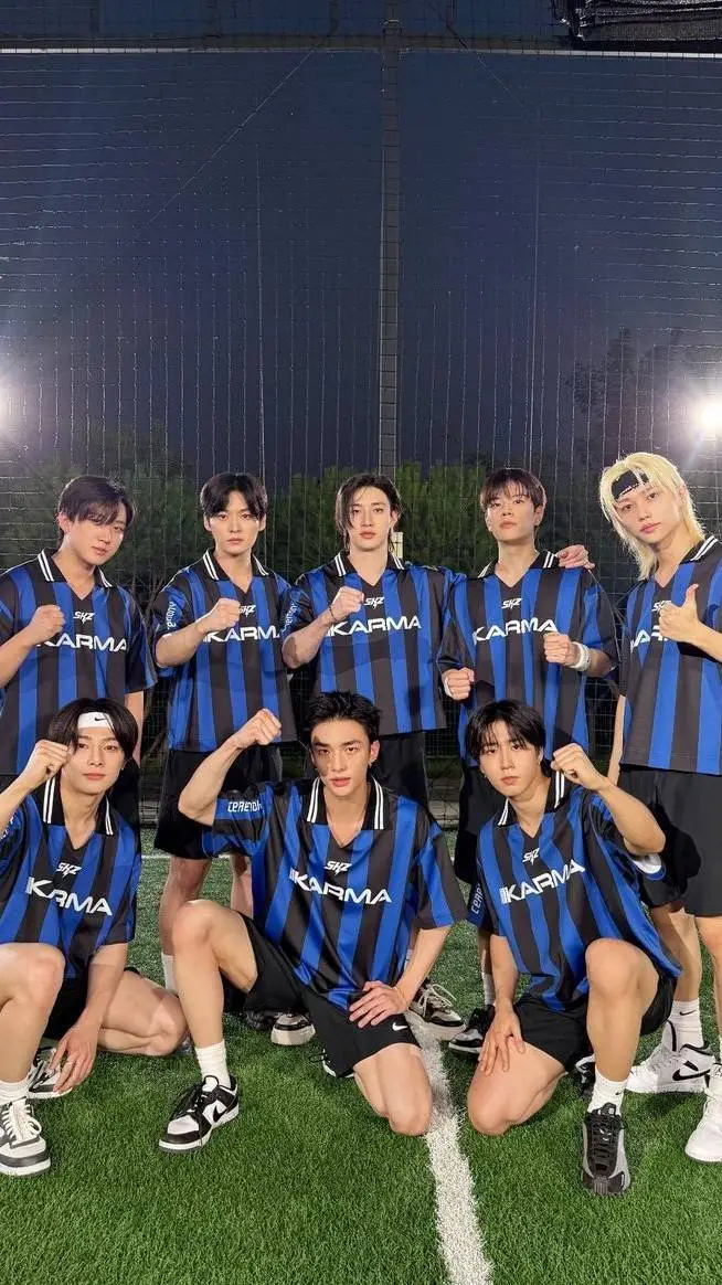 ai character: straykids  background