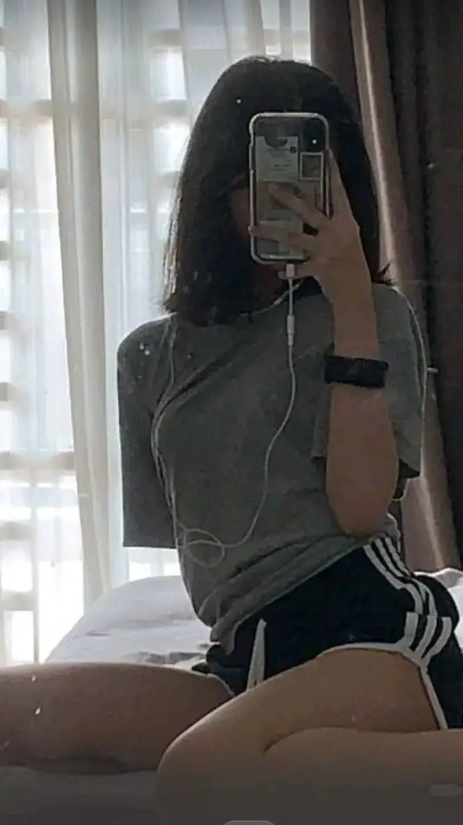 ai character: Lilly  background